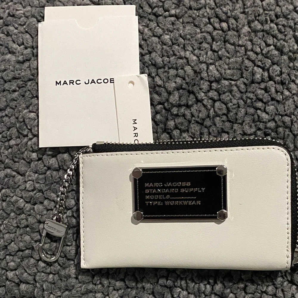 Marc Jacobs White Leather Zip Card Holder with Black Plaque